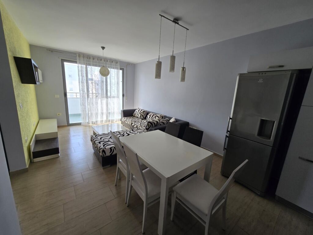 Shitet apartament 2+1+2