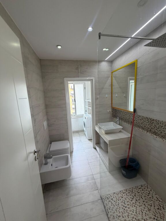 Shitet 2+12 tek Kafe Flora , qendër