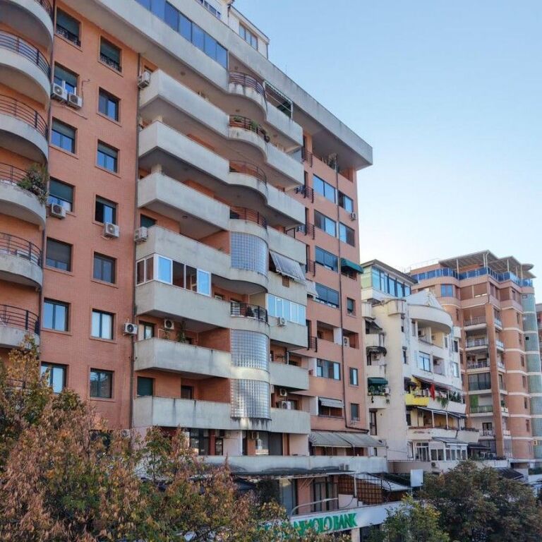 🏢✨ Edificio + Villa in Vendita a Bllok – Opportunità di Investimento Rara ✨🏡