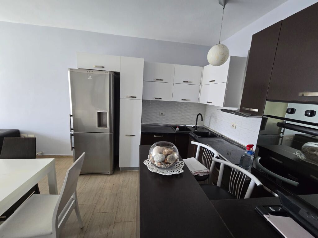 Shitet apartament 2+1+2