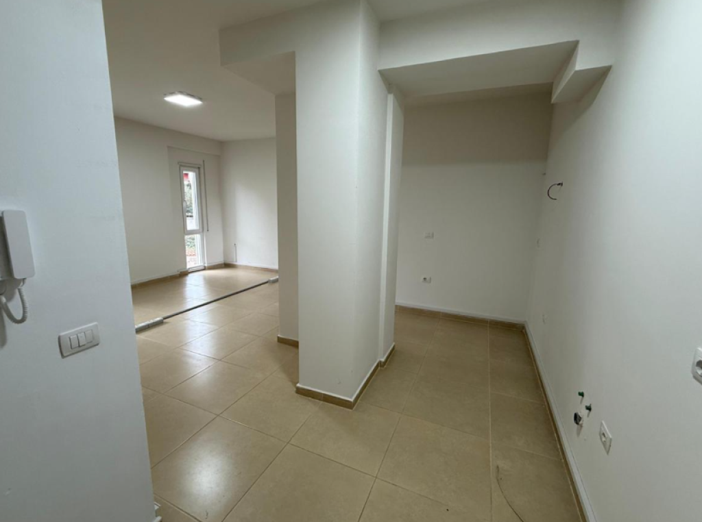 LOCALE COMMERCIALE IN AFFITTO – Via Kosovarëve