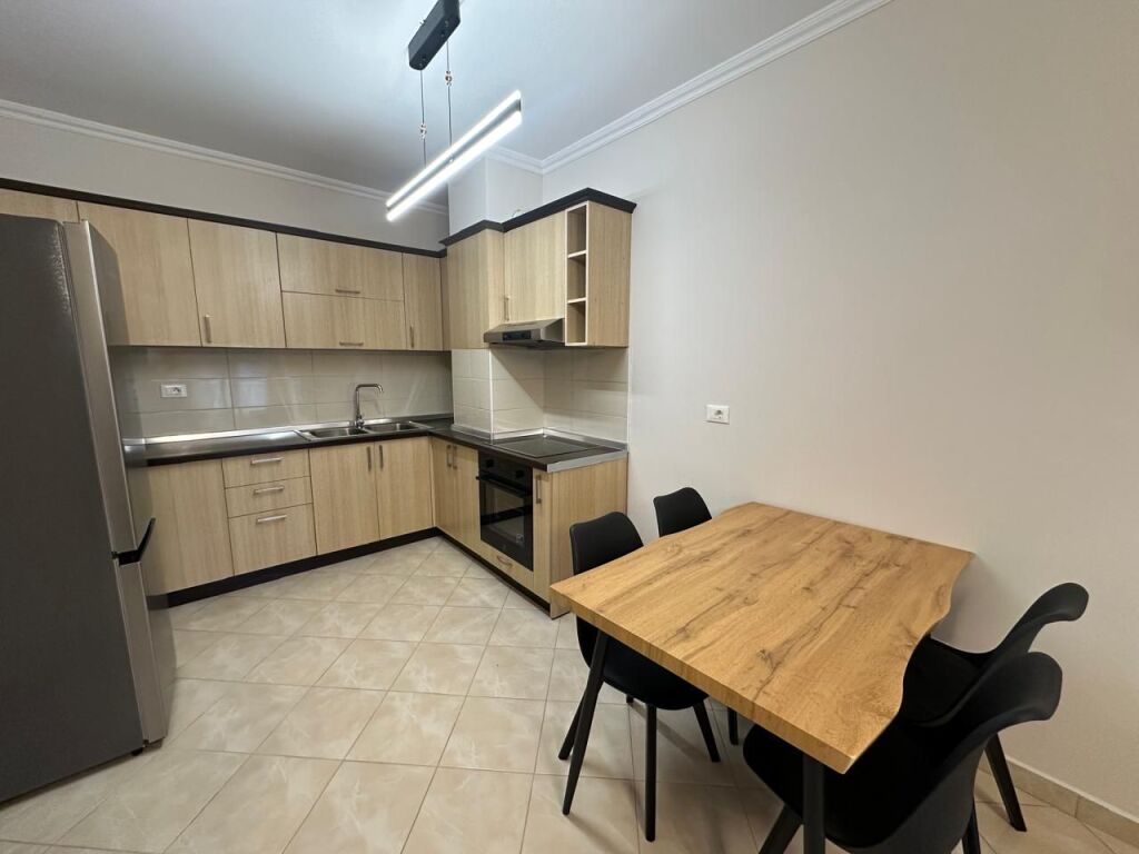 🏢Tek 21 Dhjetori,Kompleksi Magnet jepet me qera apartament ,1+1, i mobiluar.60,000 Leke