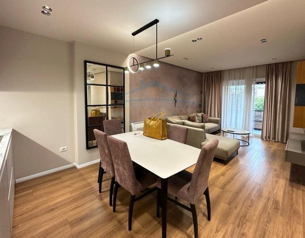 Qera, Apartament 1+1+Post Parkimi, Shkolla e Kuqe, Tirane