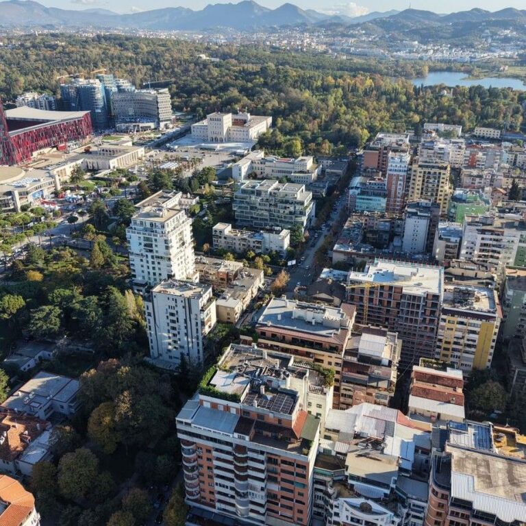 🏢✨ Edificio + Villa in Vendita a Bllok – Opportunità di Investimento Rara ✨🏡
