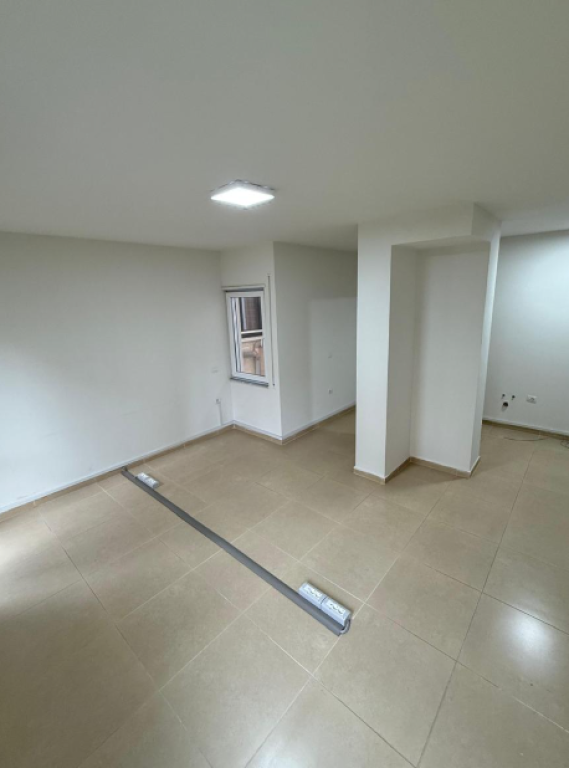 LOCALE COMMERCIALE IN AFFITTO – Via Kosovarëve