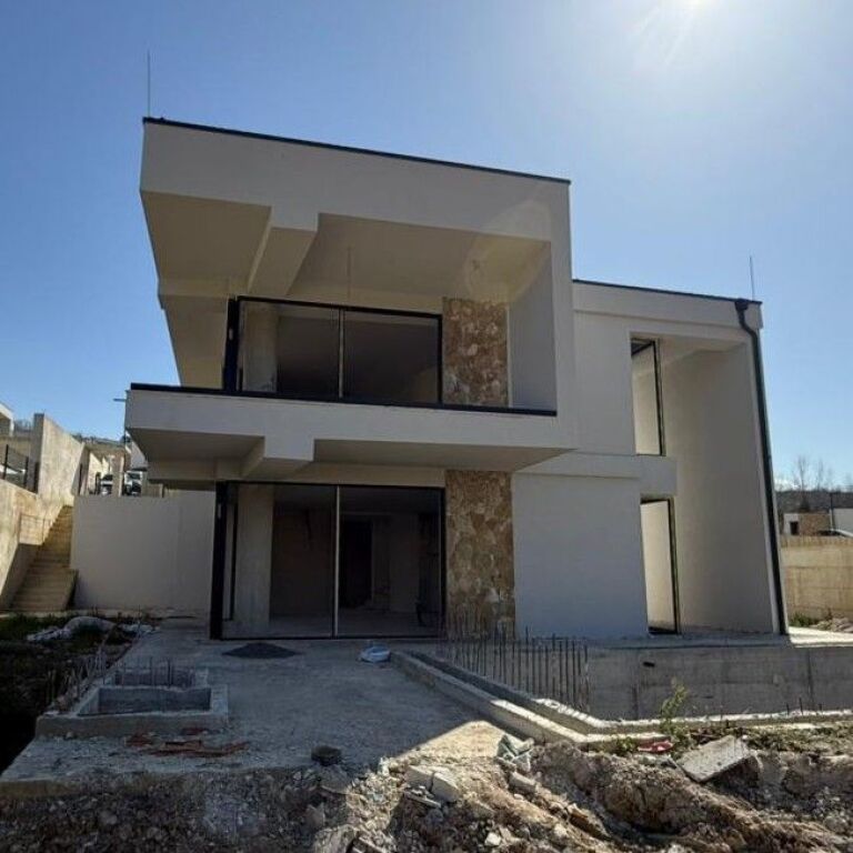 🏡✨ Villa for Sale – Farkë, Golden Oak ✨🏡