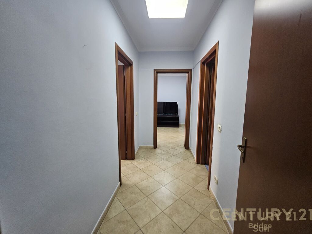 AMBIENT PER ZYRA ME QIRA PRANE LIBRIT UNIVERSITAR!