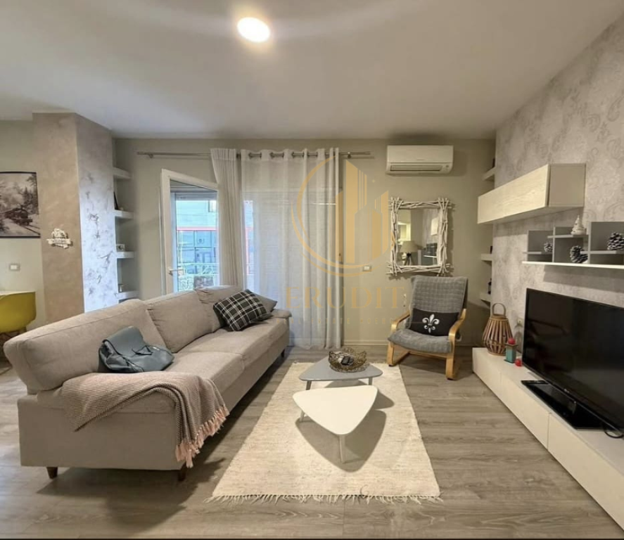 💎 Shitet apartament modern 2+1 në Komunën e Parisit, Tiranë ✨