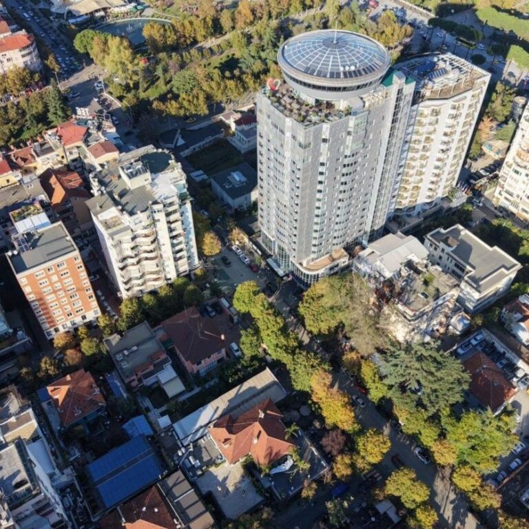 🏢✨ Edificio + Villa in Vendita a Bllok – Opportunità di Investimento Rara ✨🏡