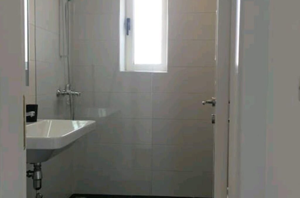 🏢Rruga e Elbasanit,prane Bar Meduza jepet me qera apartament 1+1,i mobiluar.62,000Leke