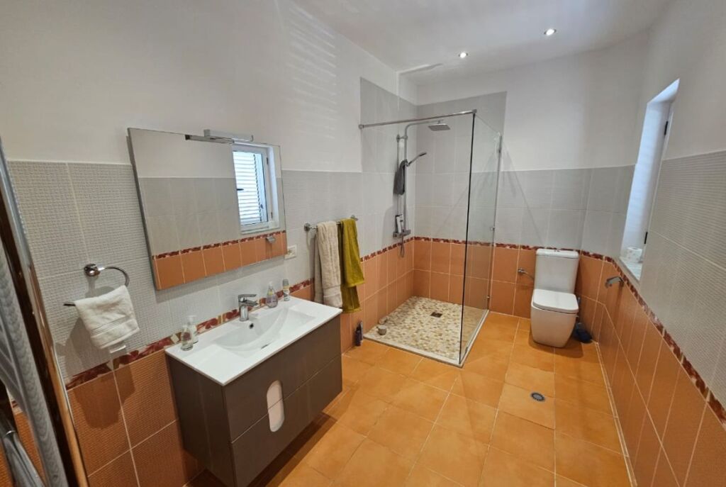 Vile 3 Kateshe Me Qera tek Liqeni i Thate (ID BV22459) Tirane
