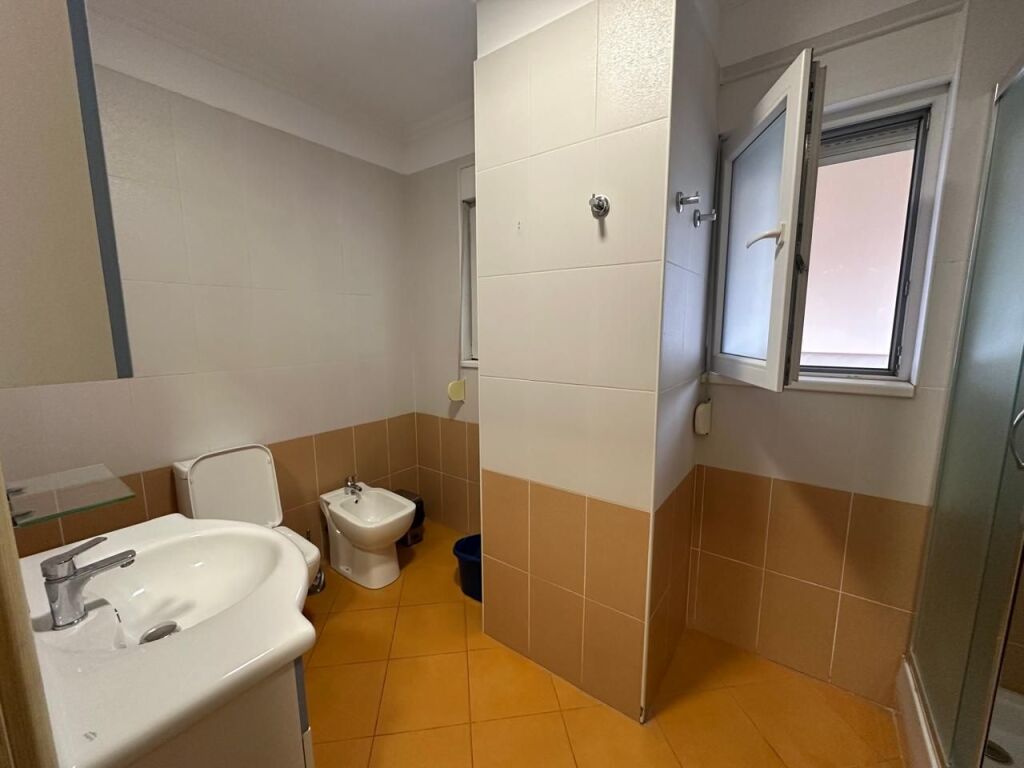 🏢Tek 21 Dhjetori,Kompleksi Magnet jepet me qera apartament ,1+1, i mobiluar.60,000 Leke