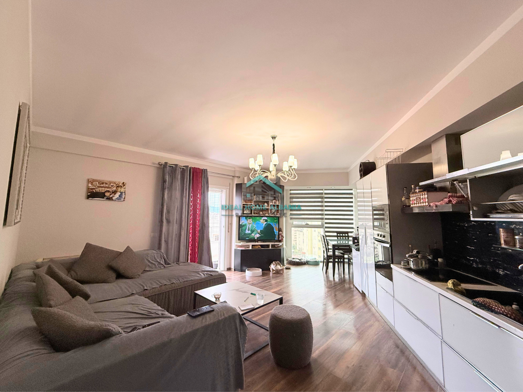 APARTAMENT 2+1+2 NË SHITJE – PRANË KISHËS ORTODOKSE, VLORË
