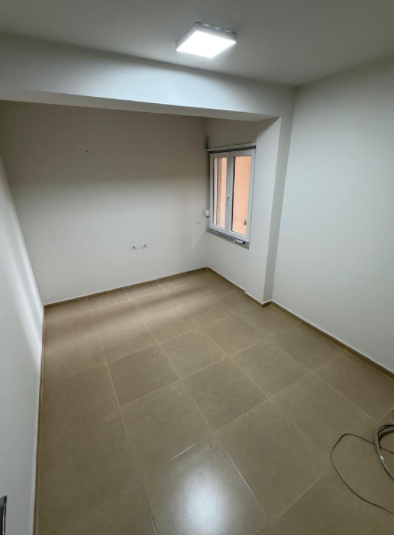 LOCALE COMMERCIALE IN AFFITTO – Via Kosovarëve