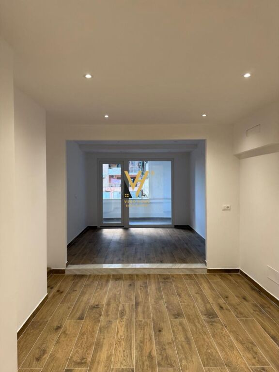 BUSINESS PREMISES FOR SALE 60 M2 AT THE TRAIN STATION 156,000 EURO
