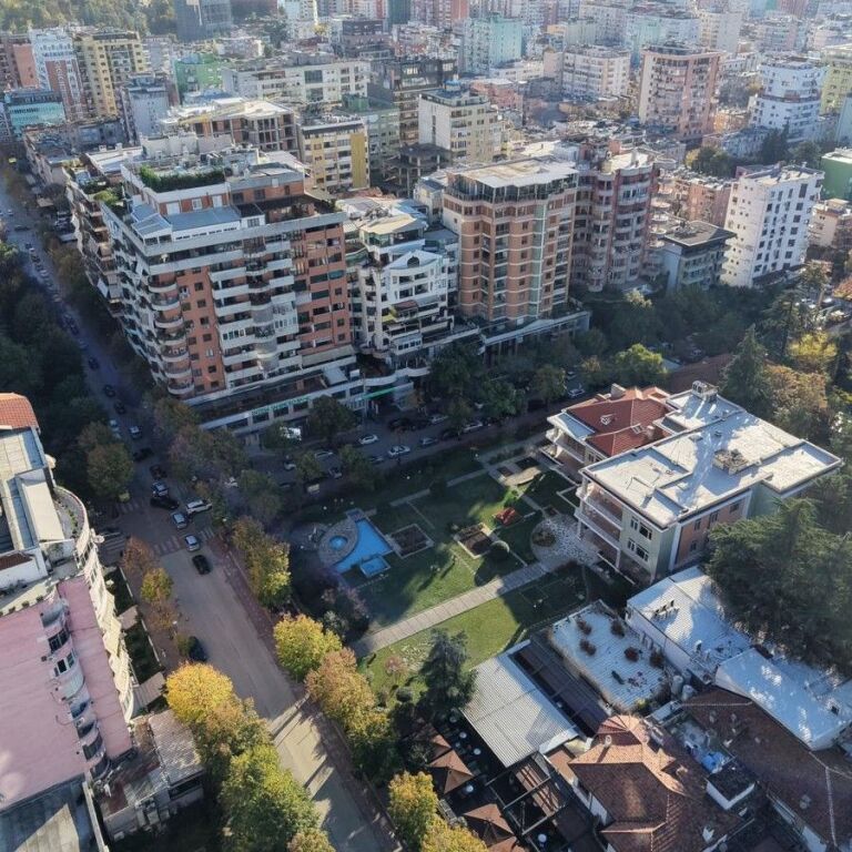 🏢✨ Edificio + Villa in Vendita a Bllok – Opportunità di Investimento Rara ✨🏡