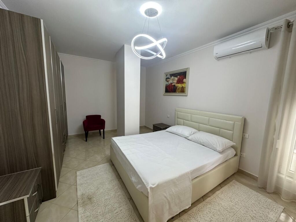 🏢Tek 21 Dhjetori,Kompleksi Magnet jepet me qera apartament ,1+1, i mobiluar.60,000 Leke