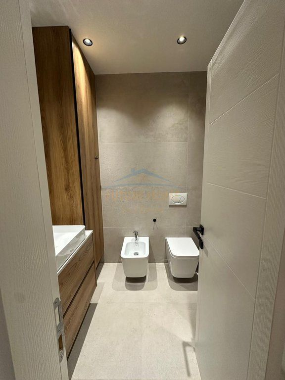 Qera, Apartament 1+1+Post Parkimi, Shkolla e Kuqe, Tirane