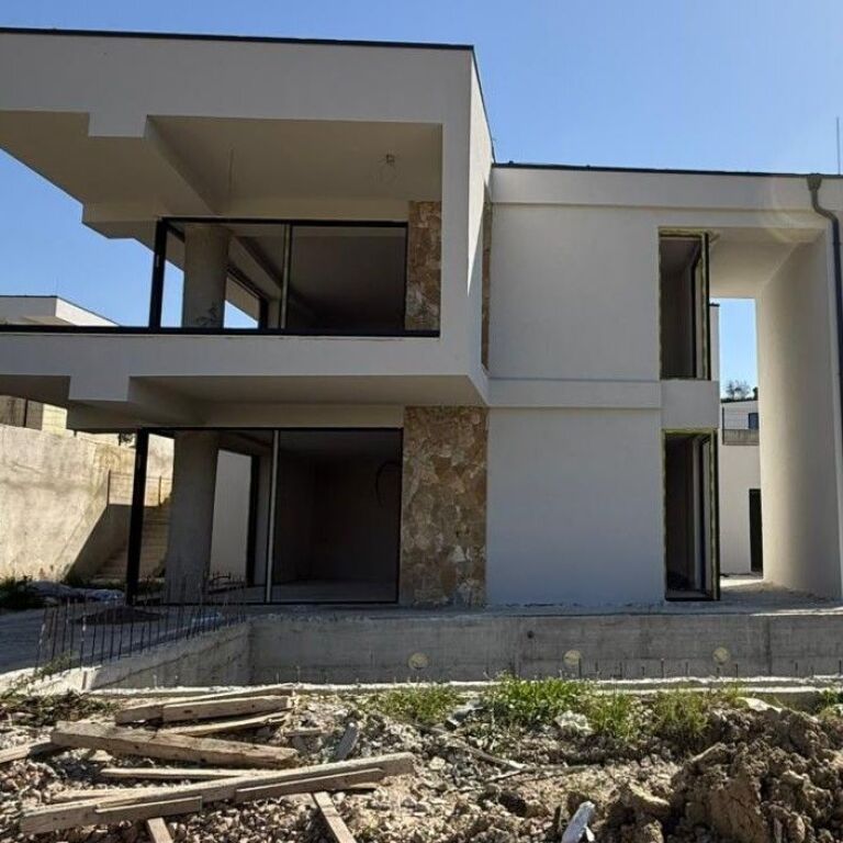 🏡✨ Villa for Sale – Farkë, Golden Oak ✨🏡