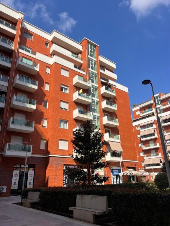 Jepet me Qira Apartament 1+1 + Parking Spot te Sima Com, pranë ish-Fushës së Aviacionit 📍