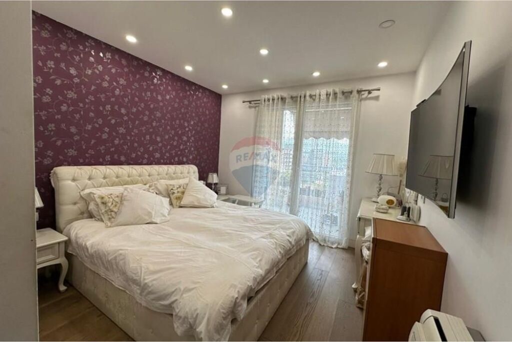 Shitet apartament 3+1 Komuna e Parisit