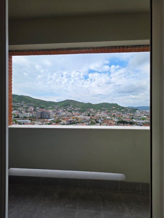 SHITET APARTAMENT 1+1 , GOLDEN PARK 3 , RRUGA E KAVAJES, PRANE SPIT.AMERIKAN 3
