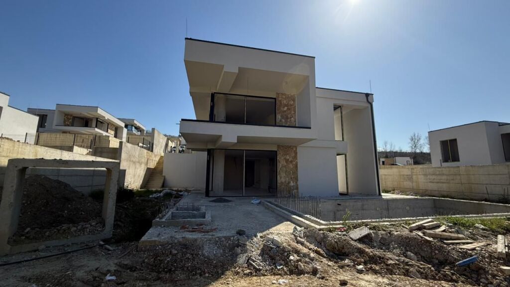 🏡 Villa for Sale – Farkë, Golden Oak