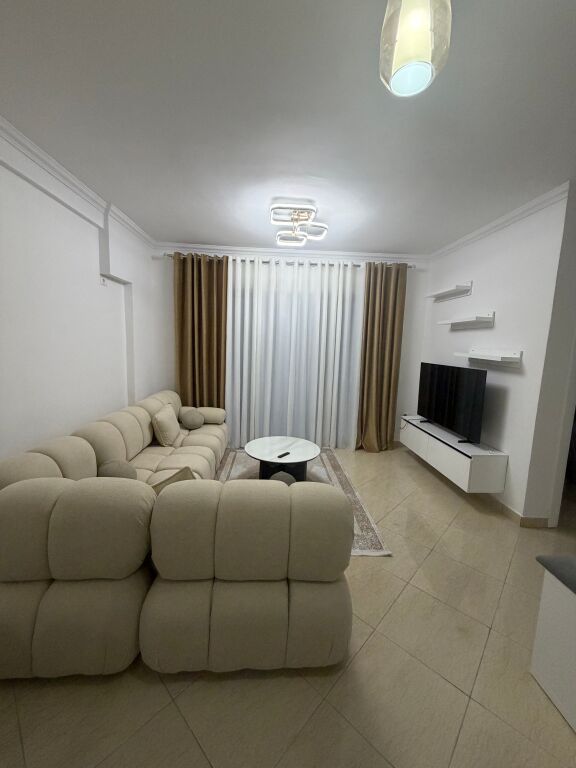 Jepet me qera 74 m2 1+1+1 banjo+2 ballkone prane CasaItalia