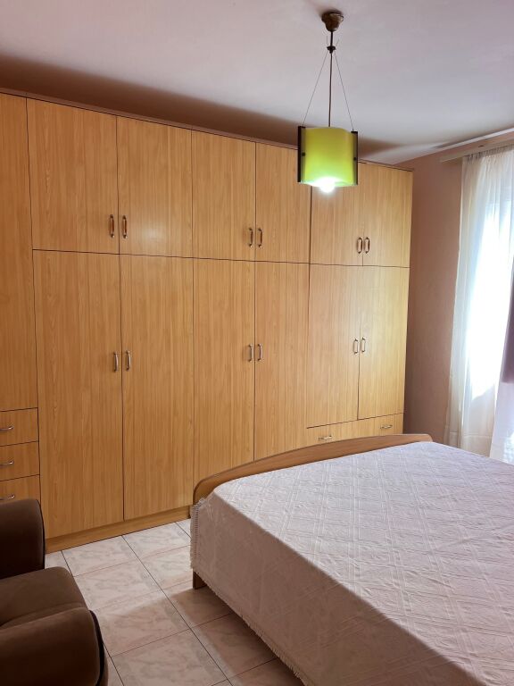 Jepet me qira 1+1 pas Shkolles Vasil Shanto 450 mije leke