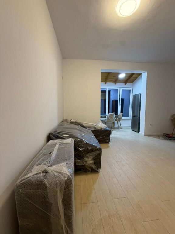 📣 QERA Apartament 1+1 Me Oborr 📍 Kodra e Dielllit, Prane Eleonores ✨   🏢 Ndertim i Ri  🪜 Kati 1 (Banim)  🛋️ I Mobiluar  👉 Kusht  🔸 Kliente Familjare  🔸 JO Kafshe Shtepiake  🔸 Kontrate Noteriale   💶 Cmimi 50.000 Leke (Bruto)