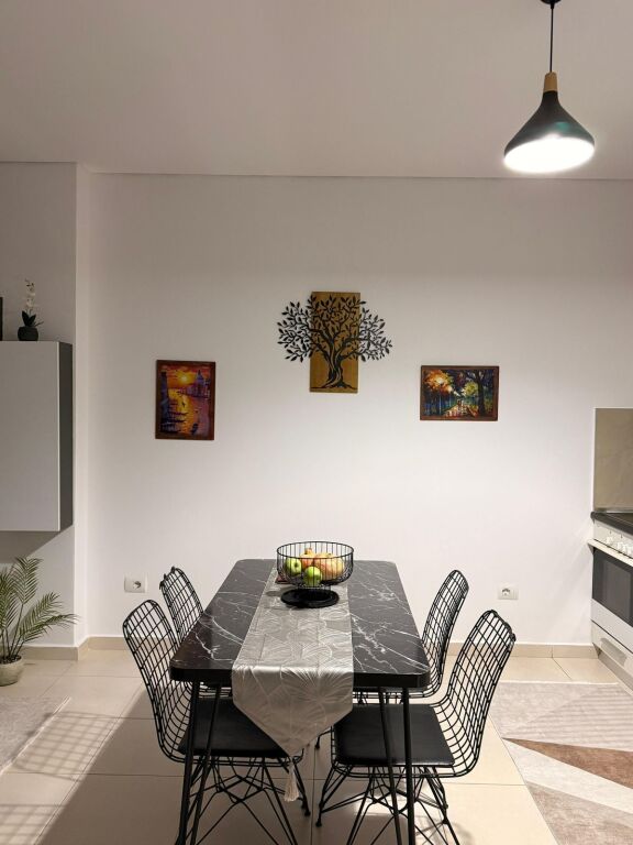 🏡 Jepet me Qera Apartament 1+1 📍 Rruga e Kavajës, pranë Milo 2000   🪜Kati 5 💰 Çmimi: 45.000 lek/muaj  📞 Kontakt: