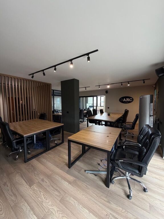 Tirane, locale commerciale in affitto 10° piano, 280 m² 3.000 € (Tra la strada di Durazzo e Mine Peza)
