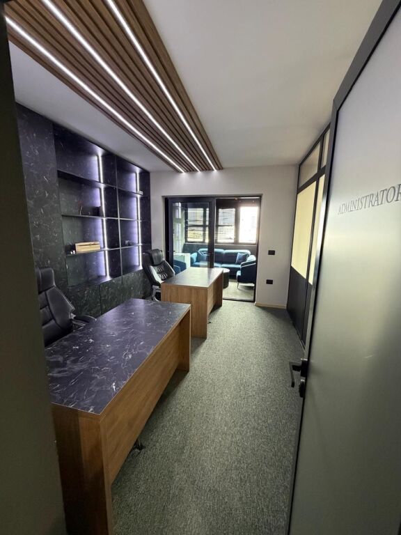 Tirane, locale commerciale in affitto 10° piano, 280 m² 3.000 € (Tra la strada di Durazzo e Mine Peza)
