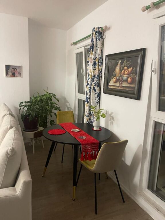 🏡 Appartamento 2+1 in affitto a Univers City, Tirana!  ✨ Appartamento moderno e confortevole, situato al 3° piano di un edificio con ascensore. 📍 Si compone di soggiorno + cucina, 2 camere da letto, bagno e balcone. 🌿 Zona tranquilla e familiare, con tutti i servizi nelle vicinanze.  💶 Prezzo: 500€/mese  📩 Contattaci per maggiori informazioni o per una visita alla proprietà!