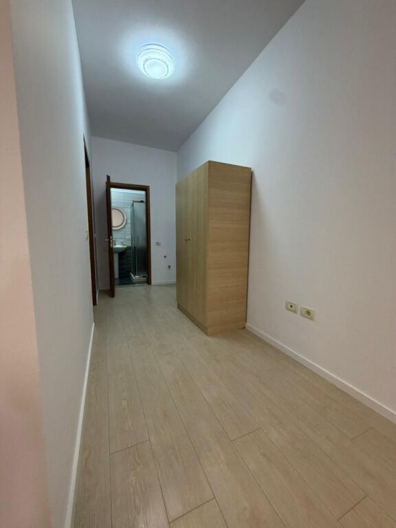📣 QERA Apartament 1+1 Me Oborr 📍 Kodra e Dielllit, Prane Eleonores ✨   🏢 Ndertim i Ri  🪜 Kati 1 (Banim)  🛋️ I Mobiluar  👉 Kusht  🔸 Kliente Familjare  🔸 JO Kafshe Shtepiake  🔸 Kontrate Noteriale   💶 Cmimi 50.000 Leke (Bruto)