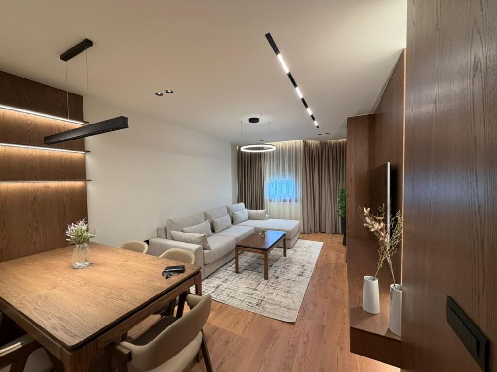 🏡 Appartamento super elegante 1+1 in affitto | 65 m² 📍Vicino allo Stadio Dinamo  ✨ Totalmente appena investito ✨ Arredamento moderno &amp; lavori di qualità ✨ Ambiente luminoso e molto confortevole ✨ Posizione premium, vicino a ogni servizio  💶 1200€ netto/