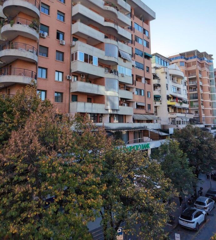 Edificio + Villa in vendita a Bllok