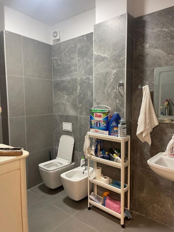 🏡 Appartamento 2+1 in affitto a Univers City, Tirana!  ✨ Appartamento moderno e confortevole, situato al 3° piano di un edificio con ascensore. 📍 Si compone di soggiorno + cucina, 2 camere da letto, bagno e balcone. 🌿 Zona tranquilla e familiare, con tutti i servizi nelle vicinanze.  💶 Prezzo: 500€/mese  📩 Contattaci per maggiori informazioni o per una visita alla proprietà!