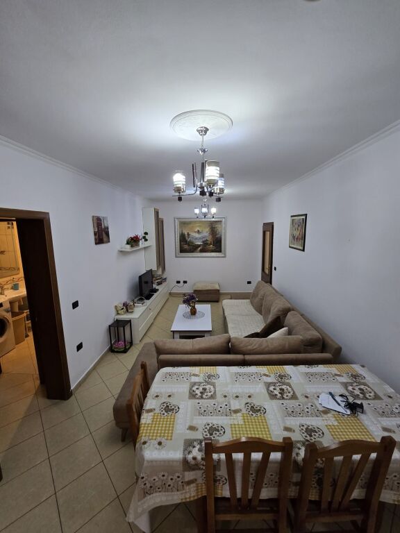 🏡 Appartamento 2+1 + annesso in affitto 🍽️ 📍Vicino al Viale Bajram Curri, via Nikolle Kacorri di fronte all'edificio con frecce 📐 108 m² | 🏢 2° piano ✨ Arredato e ben organizzato 🌿 Con balcone 💶 Prezzo: 500€ / mese