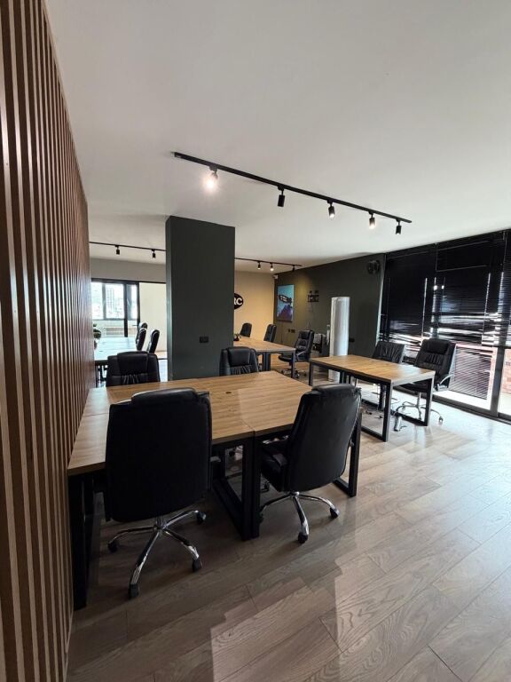 Tirane, locale commerciale in affitto 10° piano, 280 m² 3.000 € (Tra la strada di Durazzo e Mine Peza)
