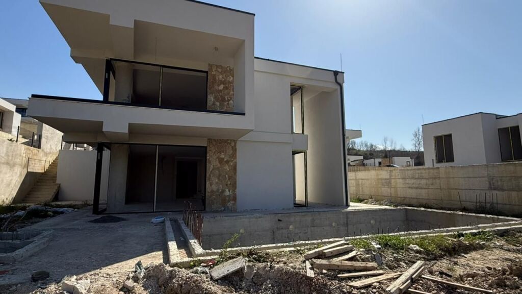 🏡 Villa for Sale – Farkë, Golden Oak