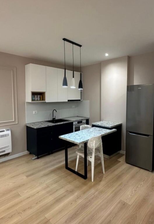 Jepet me qira apartament 1+1 te Univers City.