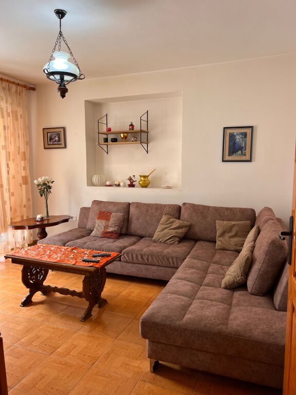 Jepet me qira 1+1 pas Shkolles Vasil Shanto 450 mije leke