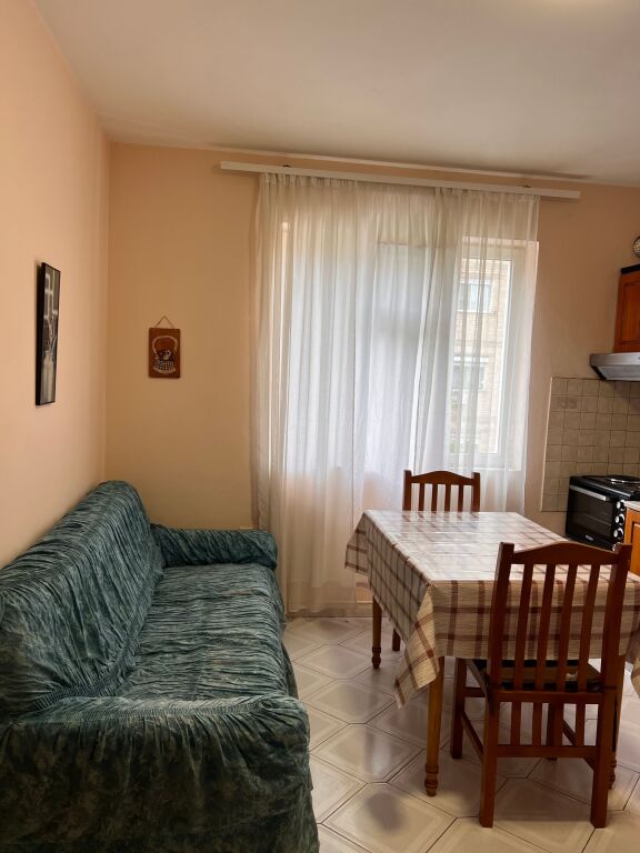 Jepet me qira 1+1 pas Shkolles Vasil Shanto 450 mije leke