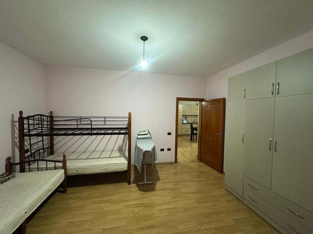 Qera Apartament 2+1  📍Rruga Jordan Misja Hyrje e kompletuar dhe mobiluar me te gjitha paisjet  Kati 2( me ashensor) Cmimi 40.000 lek/muaj