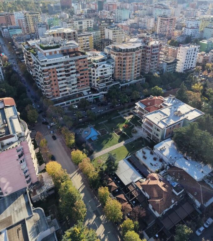 Edificio + Villa in vendita a Bllok