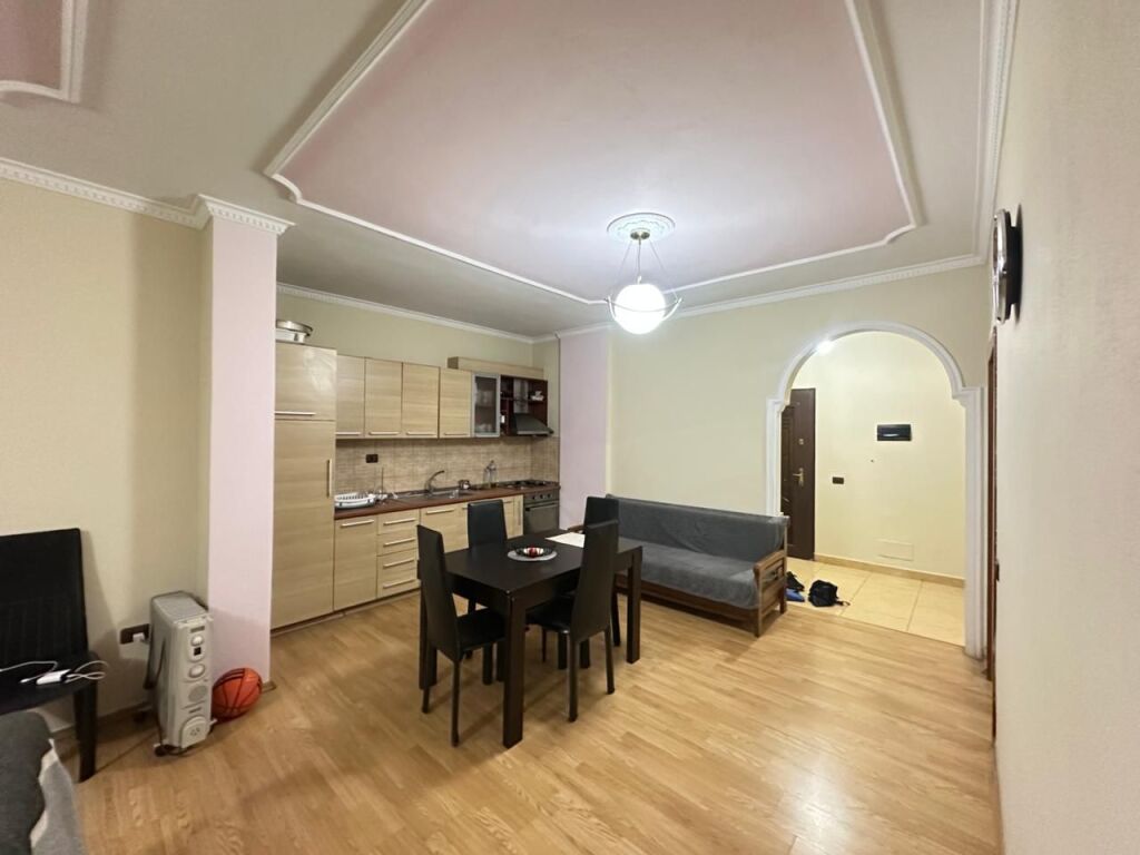 Qera Apartament 2+1  📍Rruga Jordan Misja Hyrje e kompletuar dhe mobiluar me te gjitha paisjet  Kati 2( me ashensor) Cmimi 40.000 lek/muaj