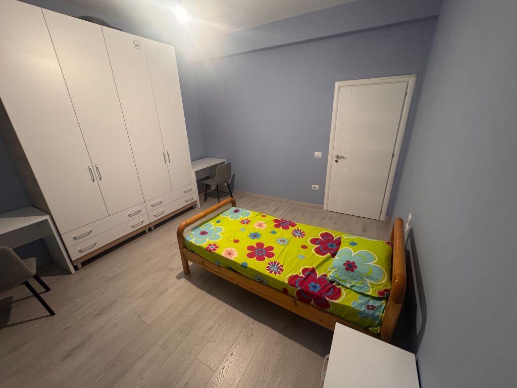 Jepet me qera apartament 3+1 në Durrës për studente – kushte shumë të mira