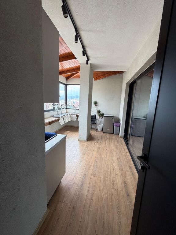 Tirane, locale commerciale in affitto 10° piano, 280 m² 3.000 € (Tra la strada di Durazzo e Mine Peza)
