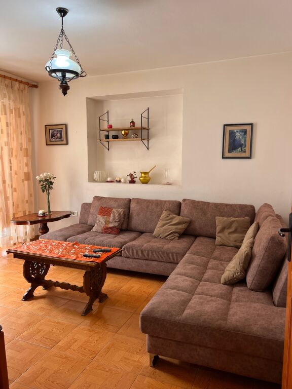 Jepet me qira 1+1 pas Shkolles Vasil Shanto 450 mije leke